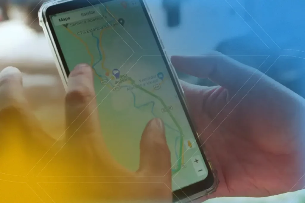 Imagem de uma pessoa vendo a rota no celular - Topcon Fleet - Rastreador de Betoneiras