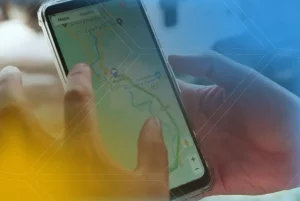Imagem de uma pessoa vendo a rota no celular - Topcon Fleet - Rastreador de Betoneiras
