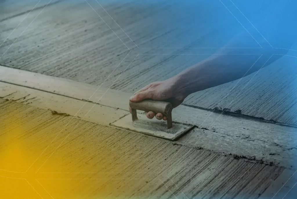 Portada de un artículo sobre concreto con una imagen estilizada de un brazo humano trabajando con el concreto