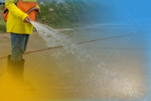 Trabalhador realizando a adição de água em concreto no local de obra para controle de qualidade