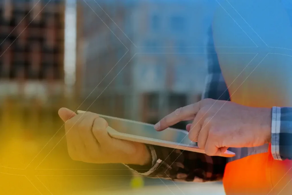 Trabalhador operando um tablet para automatizar processos em uma concreteira, melhorando a eficiência