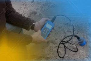 Profissional utilizando um sensor de umidade para medir o nível de umidade no concreto e areia