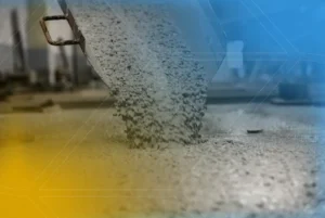 Despejo de concreto em ambiente industrial, ilustrando as práticas para evitar rachaduras em clima quente